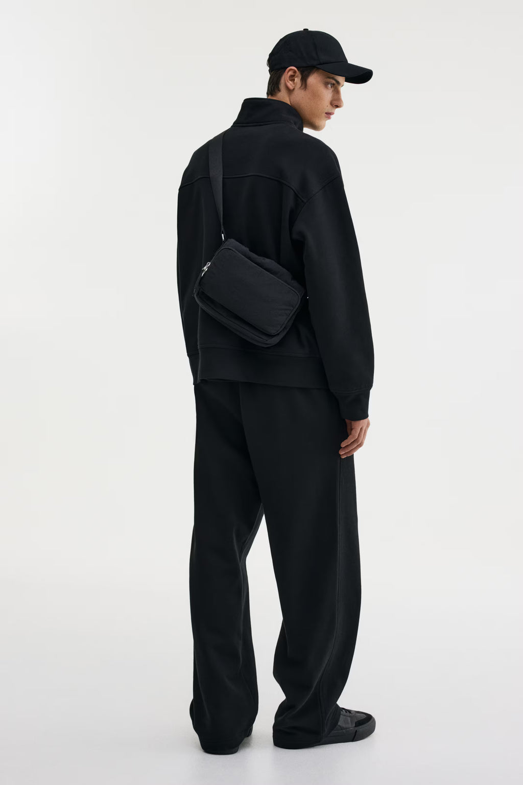 LOOSE FIT SWEATPANTS