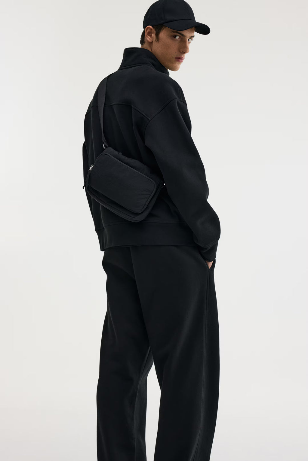 LOOSE FIT SWEATPANTS