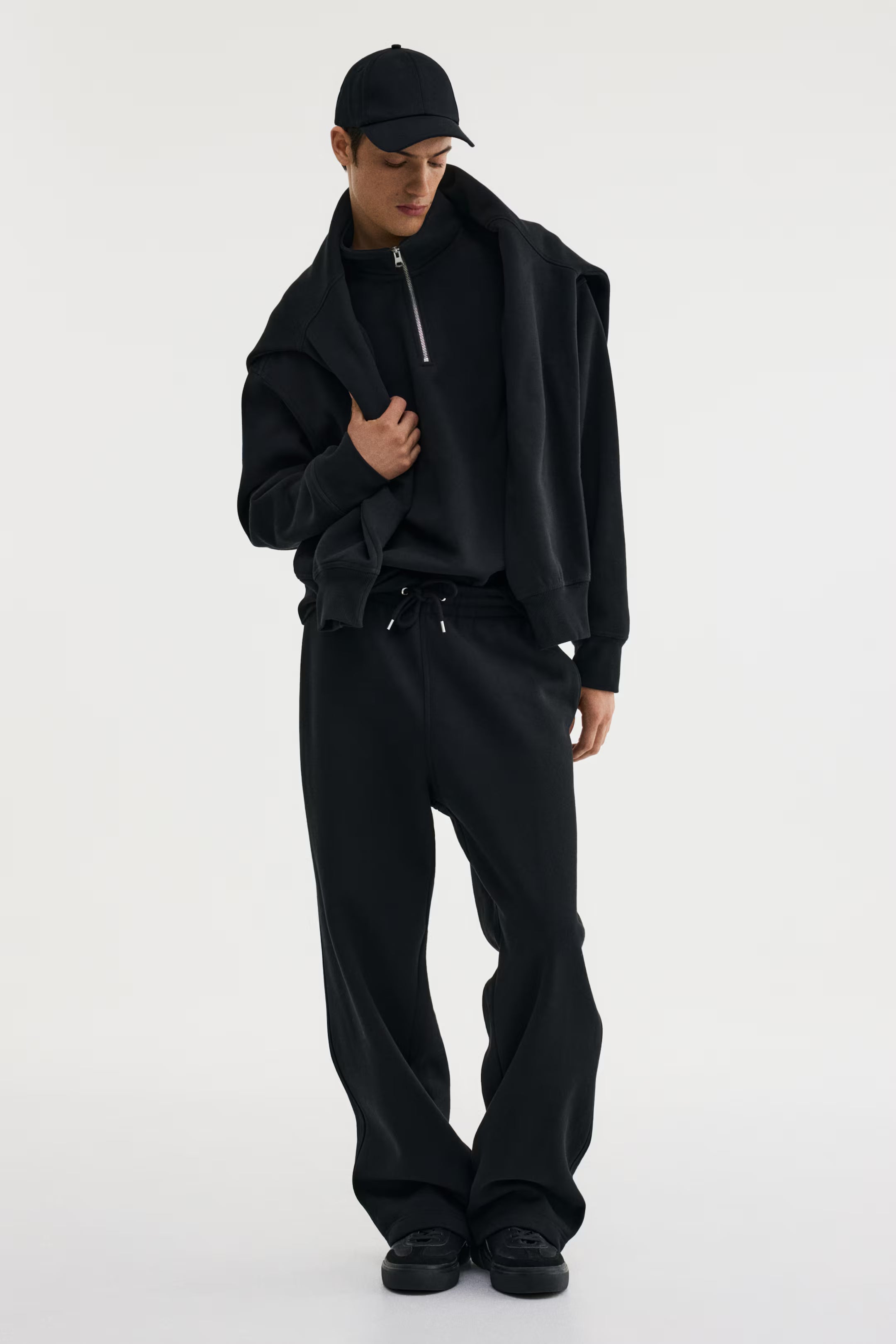 LOOSE FIT SWEATPANTS